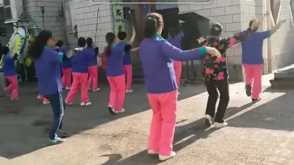 大妈在殡仪馆前跳广场舞送别老人,如何看待老人举动?