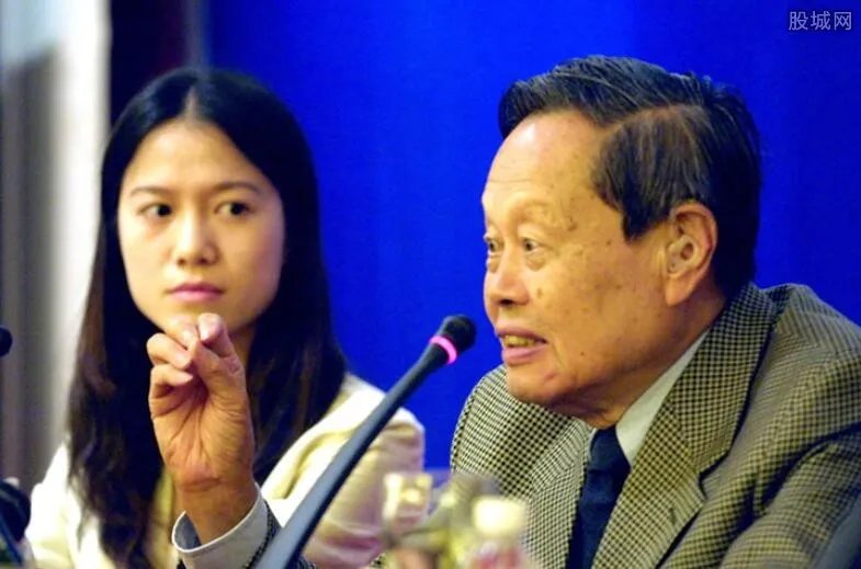 你娶我女儿我娶你孙女 翁帆爸娶杨振宁孙女真的假的？
