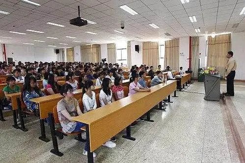 体育生用2米长吸管床上喝水,你大学的时候有多懒?