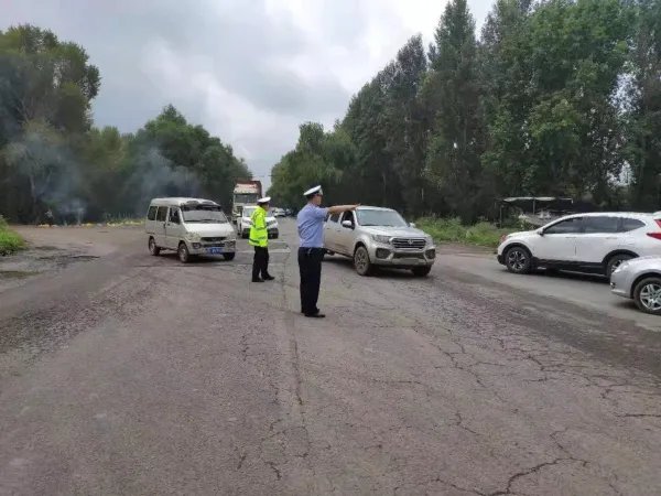 湖北一司机突然鸣笛致老人倒地身亡,司机该不该为老人的死负责?
