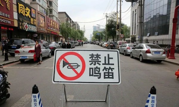 湖北一司机突然鸣笛致老人倒地身亡,司机该不该为老人的死负责?