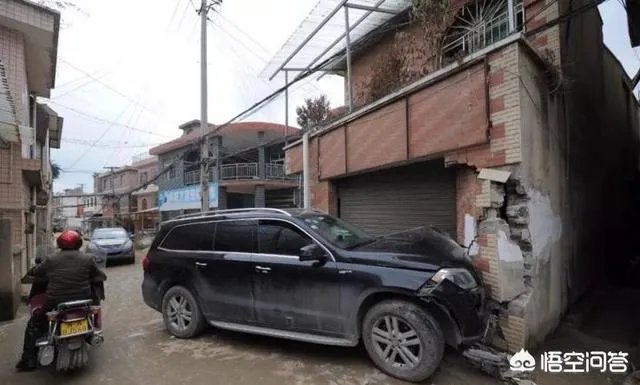 贵州百万豪车为躲突窜的行人撞坏民房，打工司机遭房主索赔60万，你怎么看？