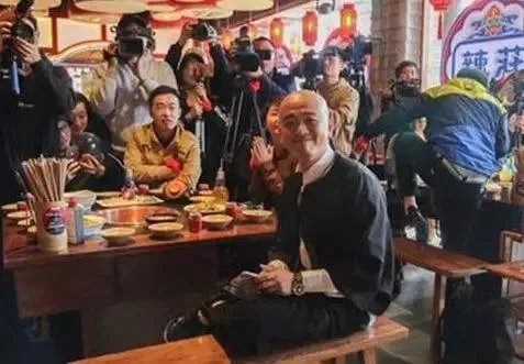 曝包贝尔火锅店“空运鸭血