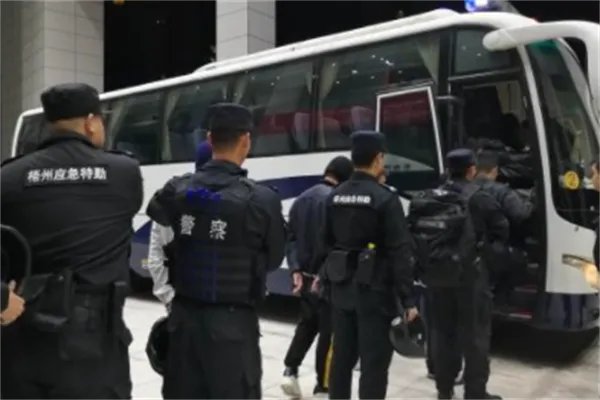宿迁一嫌犯驾车撞警车逃逸被当场抓获,犯罪逃逸是否罪加一等?