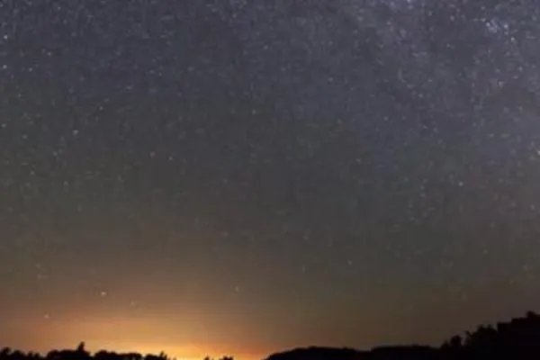 40秒回顾英仙座流星雨划过天际 “流星雨”是怎么形成的
