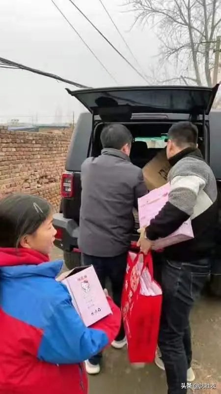 保定14岁女孩,靠捡废品撑起家和梦想,她得做法值得称赞吗?