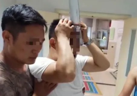 青年头插菜刀在医院等候治疗是怎么回事？