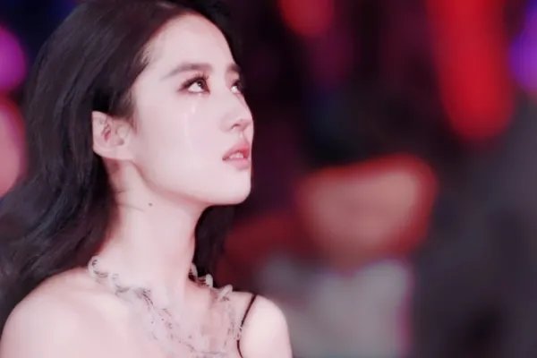 刘亦菲和她妈妈对比,你认为谁最好看?