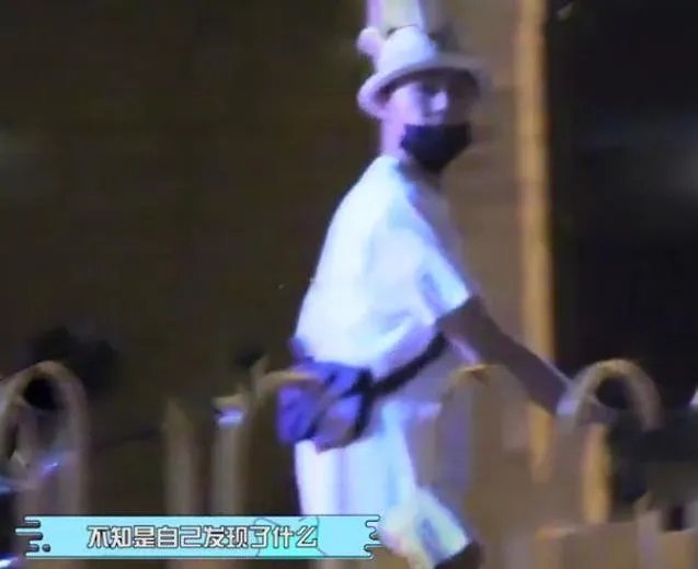张铭恩现身胡冰卿小区:发现有人偷拍就离开了