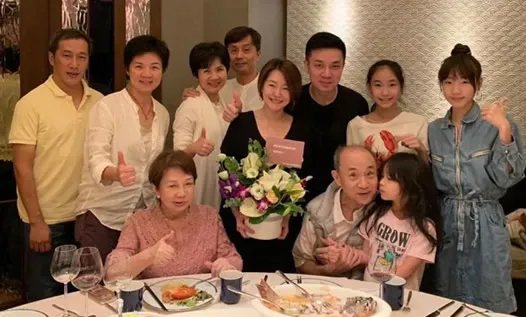 小S全家福曝光:小S素颜出镜幸福满满