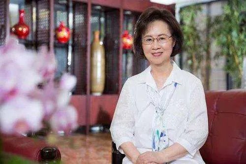 琼瑶与继子女公开互撕为何成为众矢之的?
