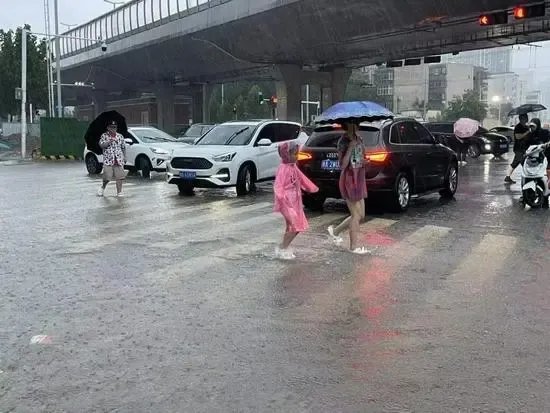 郑州发生暴雨,一高校救助近50辆受困车,你如何看待此高校的做法?