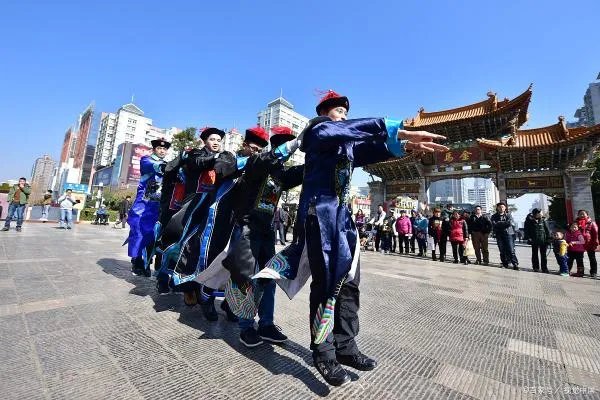 为什么僵尸要穿清朝的官服？