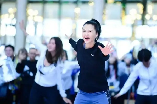 谭维维发布新歌《披光》,如何评价她声音中的爆发力?