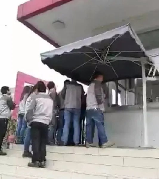 工厂员工拒加班被集体罚站有人当场晕倒是怎么回事?