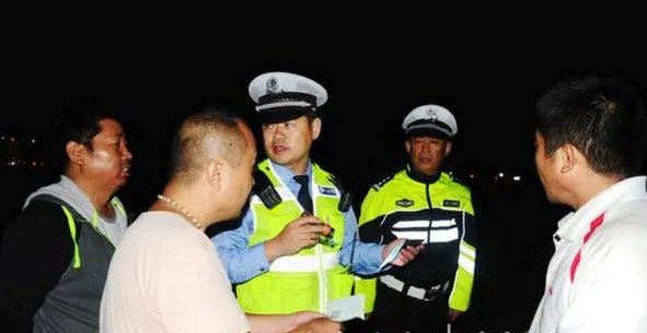 高速上司机违规驾驶大客车遇查后丢下一车乘客跑了是真的吗?