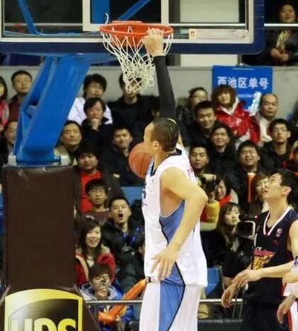 CBA第一高人东莞受追捧 孙明明扣篮征服客队球迷
