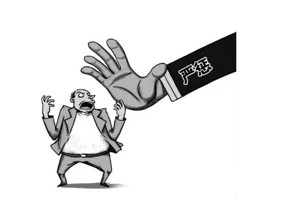 女子违停殴打交警是怎么回事？