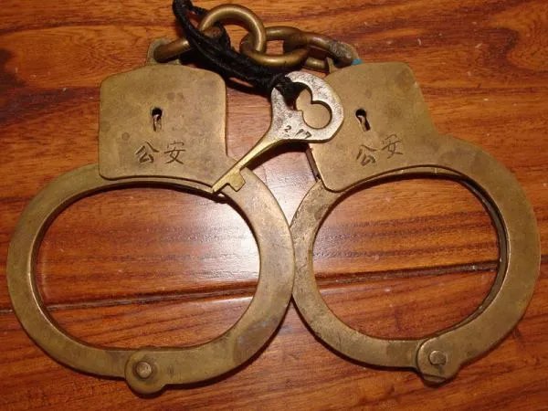 男子冒充大校招摇撞骗17年,该男子的真实身份是什么?