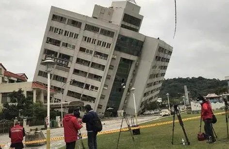 昆明地震百名考生跑出考场 网友:这才是科学的地震避险方式