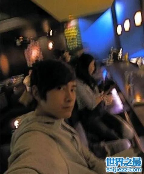郑元畅老婆是谁,还未结婚但有个丑爆的女朋友
