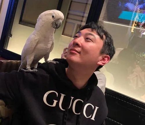 王思聪带女生在楼盘看房，是否意味着好事将近了？