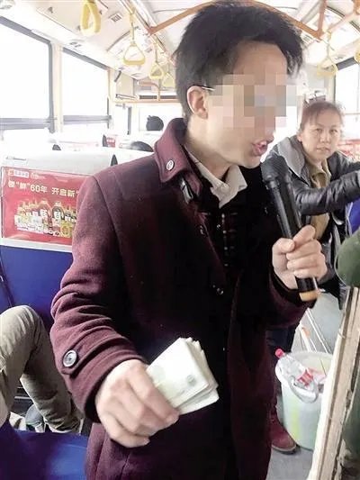 小伙公交上唱歌卖艺乘客难忍噪音＂被逼＂提前下车是怎么回事？
