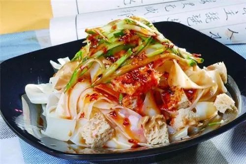 大学生在自家菜地里建微型高铁,疫情至今你在家做了什么?