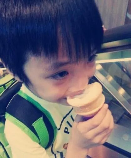 吴镇宇晒儿子吴费曼图片  眼睛受伤真相成罗生门
