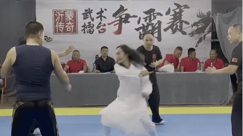 大师擂台靠挥毛笔放倒四名壮汉，该大师为何一直能得到广泛支持？