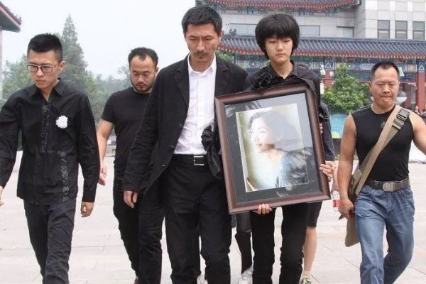 演员李婷去世的时候,丈夫和女儿为何没陪伴她呢?