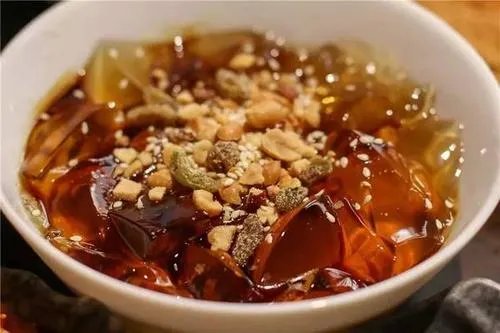 大学生在自家菜地里建微型高铁,疫情至今你在家做了什么?