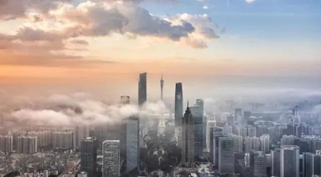 200万左右，买海珠区老破小二手房好，还是买黄埔区新两房好？