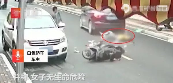 广东潮州一女子骑电动车被车门撞倒又遭碾压,到底责任在谁?