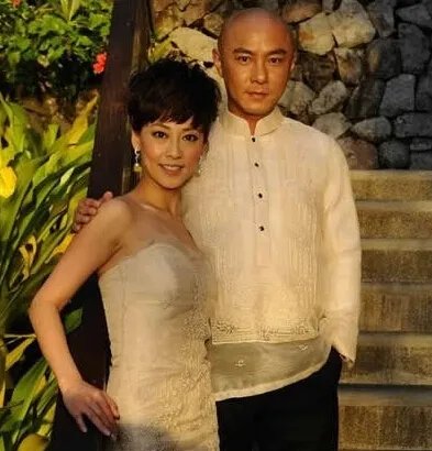 男星张卫健老婆是谁啊? 张卫健与老婆初恋女友一起合照