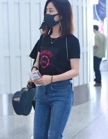 谭松韵走机场被粉丝送面粉，求给钟汉良“体面”，究竟是怎么回事？
