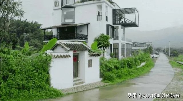 一妹子微信加错好友和我聊上了,支教大学生,男友找小三把她甩了,是不是我的机会来了?
