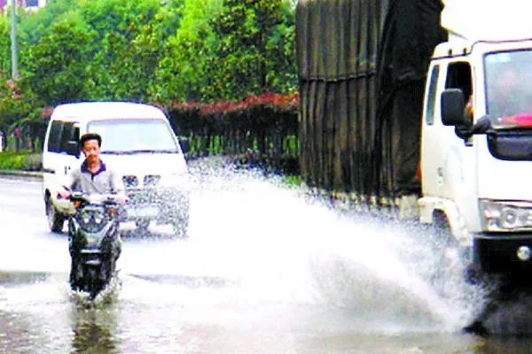 溅起积水淋湿路人被罚200?网友呼吁全国推广,可行吗?