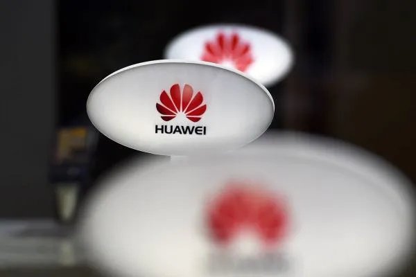 华为、小米本是国内品牌，为什么小米不怼国外品牌，而总是怼华为？
