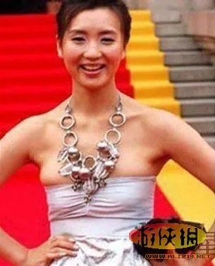 女神也会有小肚子！回顾十大女星出丑窘态