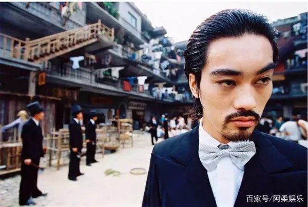 斧头帮里的琛哥,长得最像李小龙的陈国坤,他老婆是什么来历?