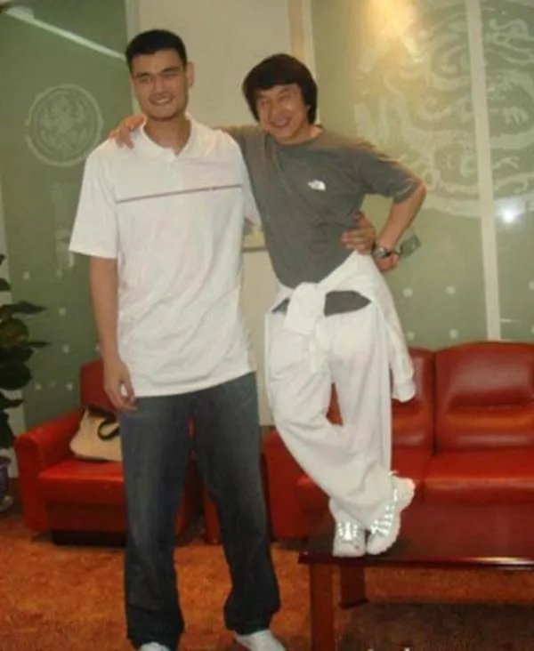 普通人和NBA巨人合影,怎样才能显得不矮?