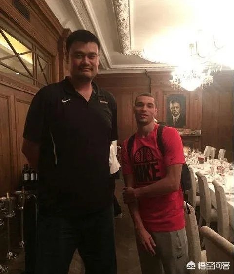 你觉得NBA球星和姚明一起合影会是什么效果?