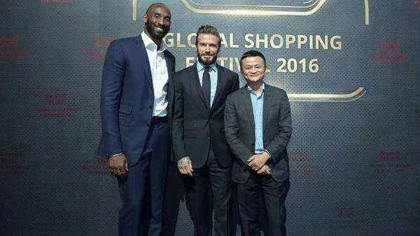 普通人和NBA巨人合影,怎样才能显得不矮?
