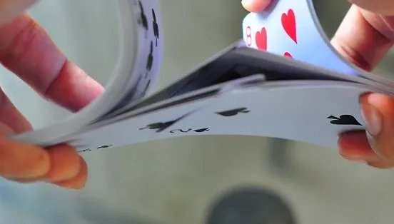 求用扑克牌变的几个小魔术,最好有图解