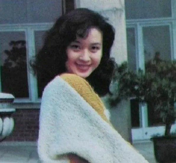 女演员方舒与屠洪刚离婚后,独自养育两个女儿,现在怎么样了?