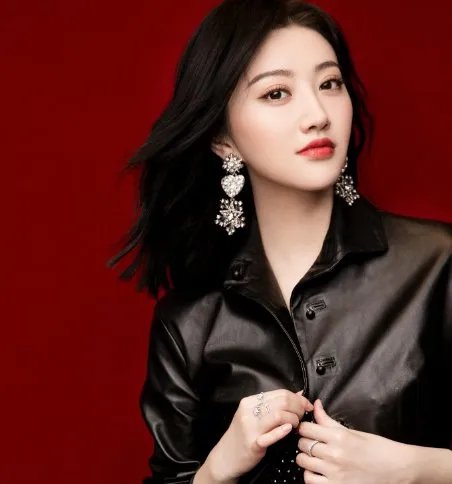 张艺谋成龙对她爱不释手,被传金主包养的景甜,到底真相如何?