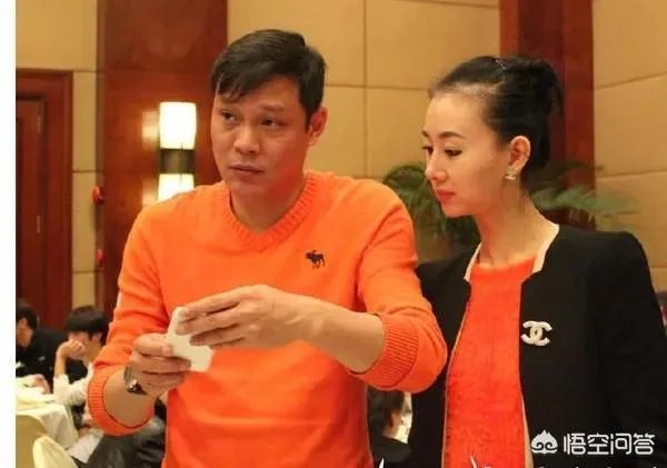 范志毅携娇妻和大小女儿庆祝自己50岁的生日,一家四口其乐融融,对此你怎么看?