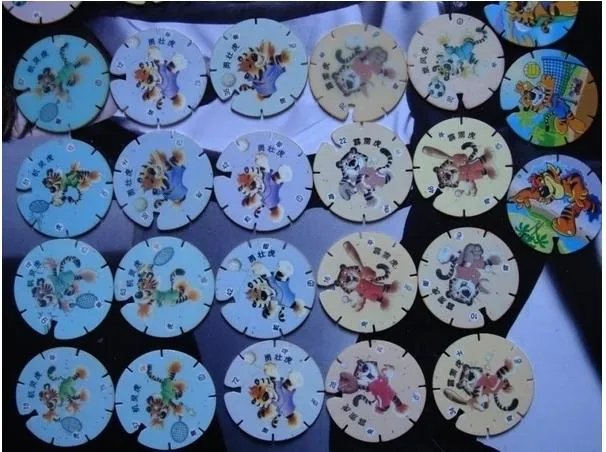 小浣熊干脆面和小虎队干脆面都出过什么系列的卡片，致敬80后？