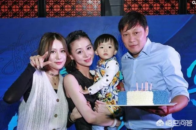 范志毅携娇妻和大小女儿庆祝自己50岁的生日,一家四口其乐融融,对此你怎么看?